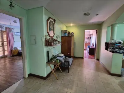 House for sale on a corner in Fernando de la Mora 4