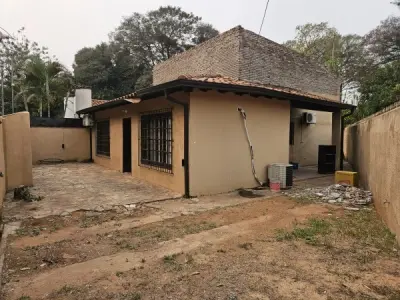 Casa à venda em Fernando de la Mora, em frente ao abastecimento 2