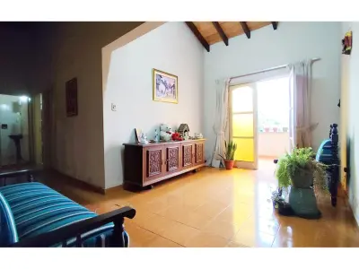 Casa en venta en Fernando de la Mora 3