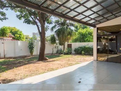 Casa en venta en Herrera, Asunción, con 5 dormitorios 4