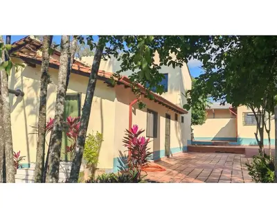 Casa à venda em Itacurubí de la Cordillera com três casas 2