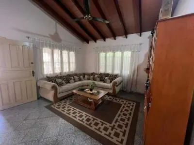 Casa en venta en Itauguá — 900 m² terreno, 4 dormitorios 3