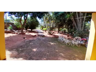 Casa à venda em Itauguá com amplo pátio 3