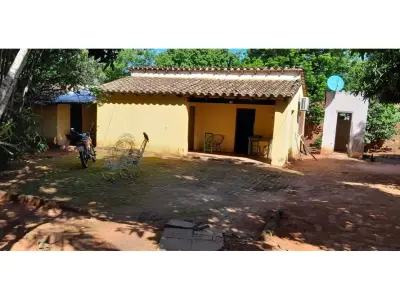 Casa à venda em Itauguá com amplo pátio 4