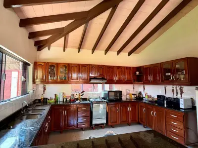Casa à venda em Itauguá com piscina e quincho 3