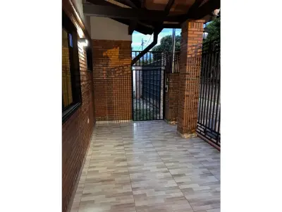 Casa en venta en Itauguá con piscina y quincho 4