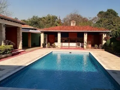 Casa en venta en Itauguá sobre ruta — 1.000 m² construidos y piscina 2