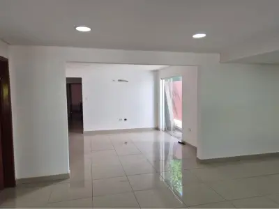 Casa en venta en Lambaré con 4 dormitorios 4