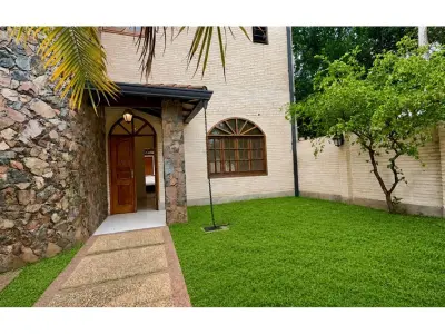 Casa à venda em Lambaré com 4 dormitórios e 3 vagas 3
