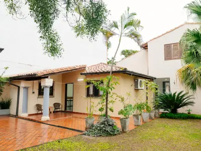 Casa en venta en Lambaré con 4 dormitorios y quincho 3