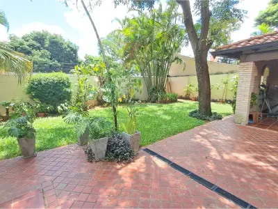 Casa en venta en Lambaré con 4 dormitorios y quincho 4