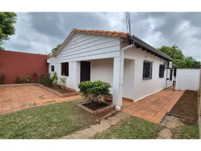 Casa en venta en Lambaré con 4 dormitorios y quincho 3