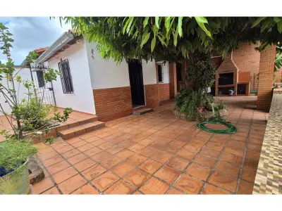 Casa en venta en Lambaré con 4 dormitorios y quincho 4