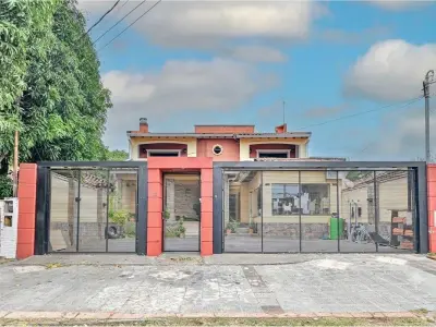 Casa en venta en Lambaré con 5 dormitorios y piscina 4