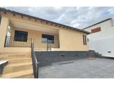Casa à venda em Lambaré, Mbachio I, 4 dormitórios 4