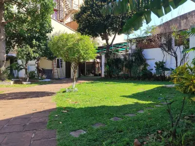 Casa en venta en Lambaré, sobre Avda. Félix Bogado 3