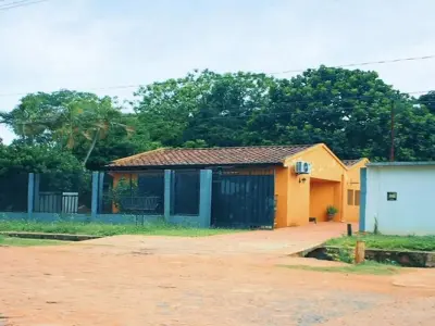 Casa en venta en Laurelty, Luque: 4 dormitorios 2