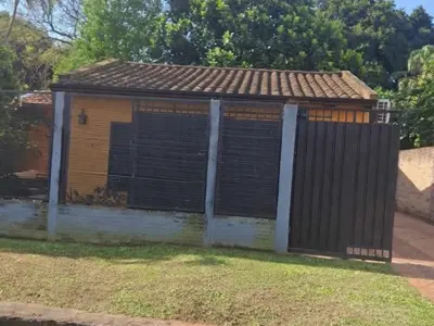 Casa en venta en Laurelty, Luque: 4 dormitorios 3