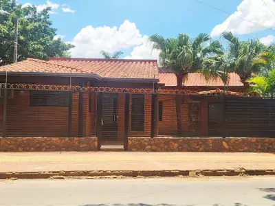 Casa en venta en Laurelty, Luque, con chalet independiente 2