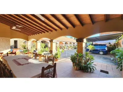 Casa à venda em Laurelty, Luque, com piscina e quincho 2