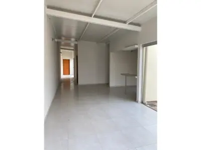 Casa en venta en Limpio con jardín y quincho 4