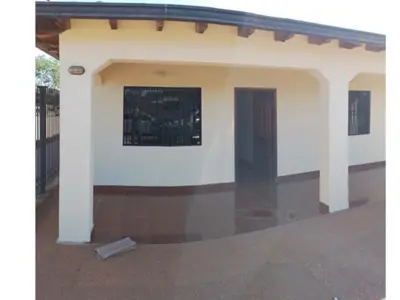 Casa à venda em Limpio com jardim e quincho 2