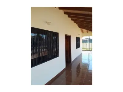Casa à venda em Limpio com jardim e quincho 3