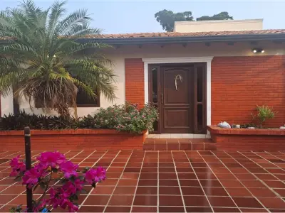 Casa à venda em Loma Merlo, Luque 2