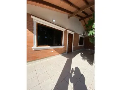 Casa en venta en Luque con 6 dormitorios 4