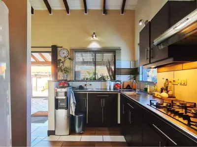 Casa en venta en Luque con casa de huéspedes y piscina 3