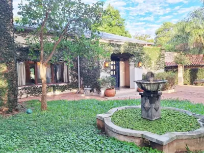 Casa en venta en Luque con estilo clásico y jardín 3