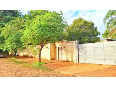 Casa en venta en Luque con estilo clásico y jardín 4