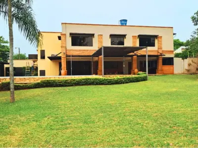 Casa à venda em Luque com piscina e quincho 2