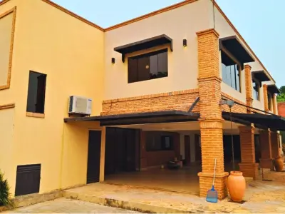 Casa à venda em Luque com piscina e quincho 4
