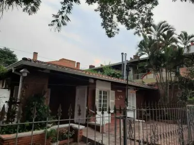 Casa en venta en Mburucuya, Asunción — 4 dorm, zona exclusiva 4