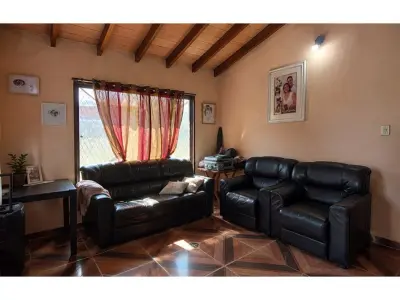 Casa à venda em Ñemby, Barrio San Carlos 3