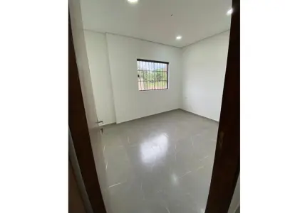Casa à venda em Ñemby com 3 dormitórios 4