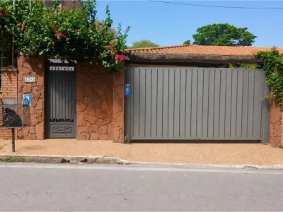 Casa à venda na Recoleta, Assunção, com 4 dormitórios 2
