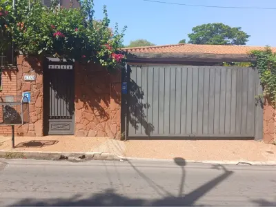 Casa à venda na Recoleta, Assunção, com 4 dormitórios 3