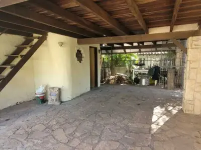 Casa à venda em Recoleta, Assunção – Com quadra de padel e churrasqueira 2