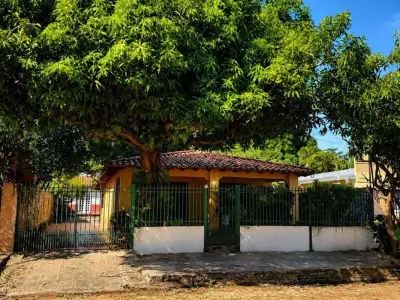 Casa en venta en San Antonio con jardín y quincho 2