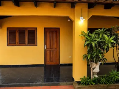 Casa en venta en San Antonio con jardín y quincho 4