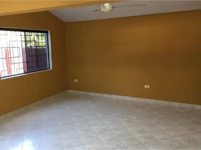 Casa en venta en Santa Lucía, Lambaré, con 3 dormitorios 4