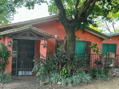 Casa à venda em Ypacaraí com 5 dormitórios e jardim 2