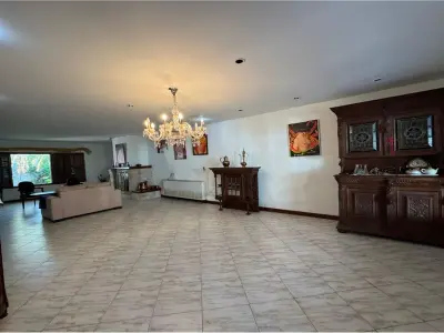 Casa à venda para reformar em Los Laureles, Assunção 3