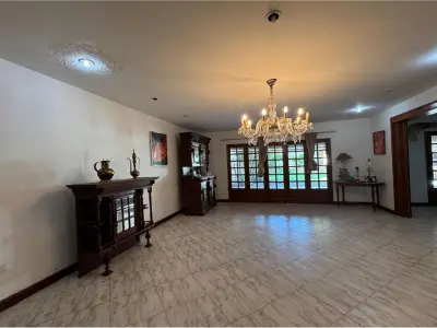 Casa à venda para reformar em Los Laureles, Assunção 4