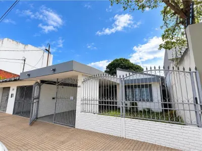 Casa en venta para renovar en Dr. Francia, Asunción 2