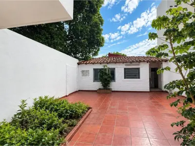 Casa en venta para renovar en Dr. Francia, Asunción 4