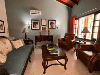 Casa en venta totalmente amoblada en Luque, Central 4