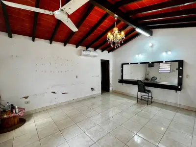 Casa familiar en venta con salón independiente en San Lorenzo 3